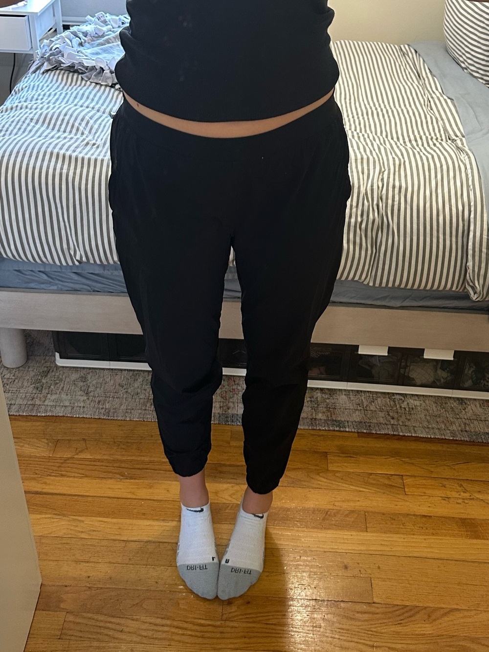 Lululemon Women’s Black Jogger Pants - Picture 1 of 4